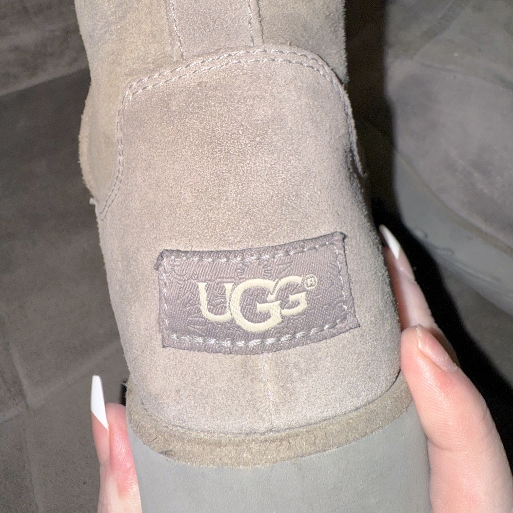 UGG Australia
Women's Classic Short Boots - Grey size 8 - Picture 12 of 13